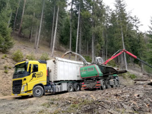 Der Saugexpress-LKW bei der Arbeit im Forst