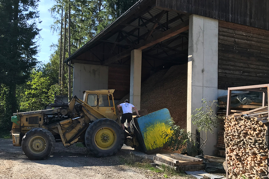 Das Hackgut wird beim regionalen Landwirtschaftsbetrieb aufgeladen.